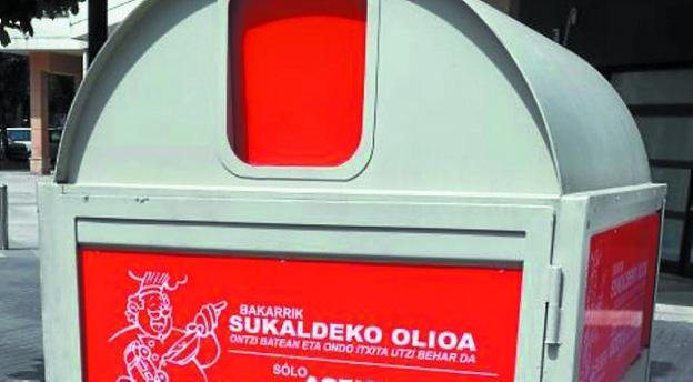ekogras-renueva-los-contenedores-para-el-aceite-de-cocina-situados-en-legazpi-guipuzcoa