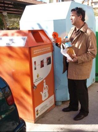 san-vicente-evita-el-vertido-de-9-800-litros-de-aceite-domestico-usado-con-la-instalacion-de-17-contenedores-de-recogida-en-las-calles