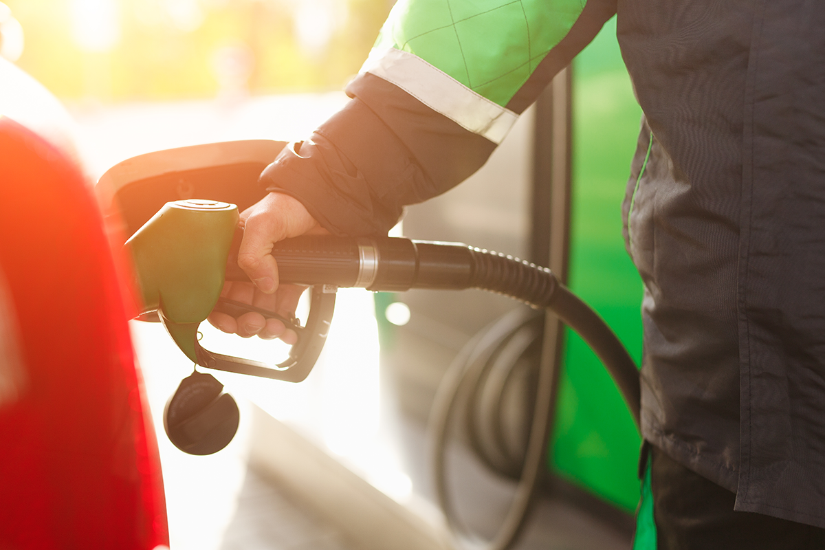 Desaparece el IVA reducido a los carburantes, pero el Gobierno mantiene parte de la rebaja a través del Impuesto de Hidrocarburos