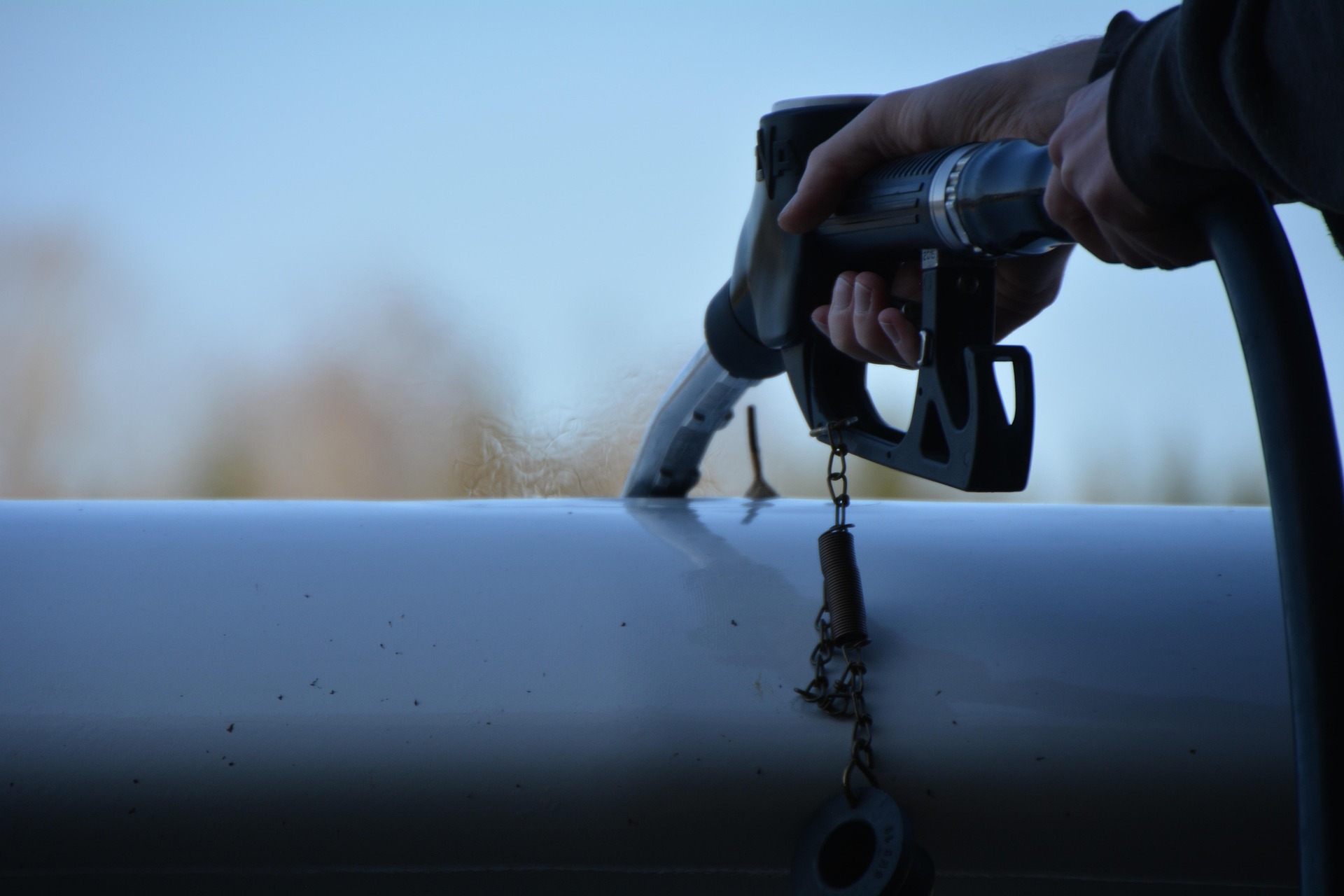 El gasóleo se dispara un 15,7 % y el descuento subirá a 20 céntimos por litro en septiembre