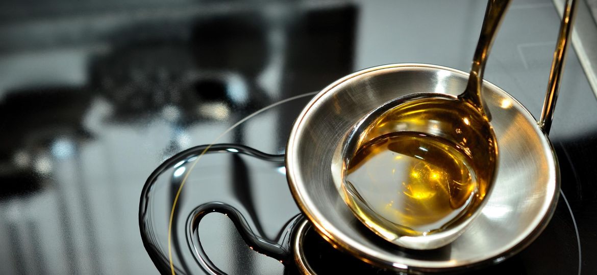 Del restaurante al depósito: ¿qué ocurre con el aceite usado de cocina hasta convertirse en biodiésel?